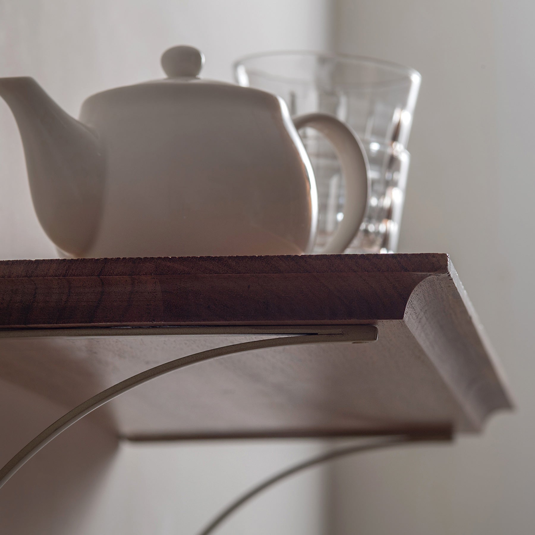 y877 無駄のないエレガントな飾り棚 英国調 キャスターで移動可能 ガラス天板 f56f5bd4391c4b3c47e9ce3c77bf52