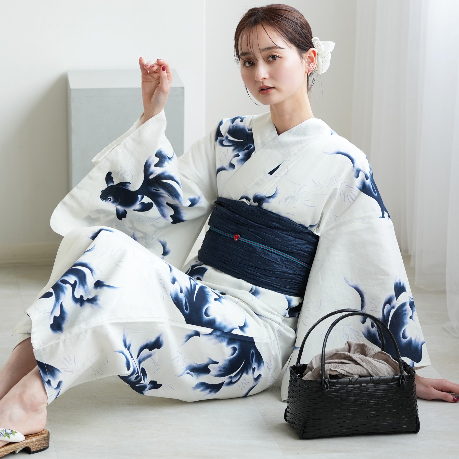 オール新品■変わり織り金魚×6花模様大人浴衣，半幅帯，特別帯留め付き４点セット 高級変わり織 浴衣3点セット（浴衣・帯・下駄）蒼泳の金魚