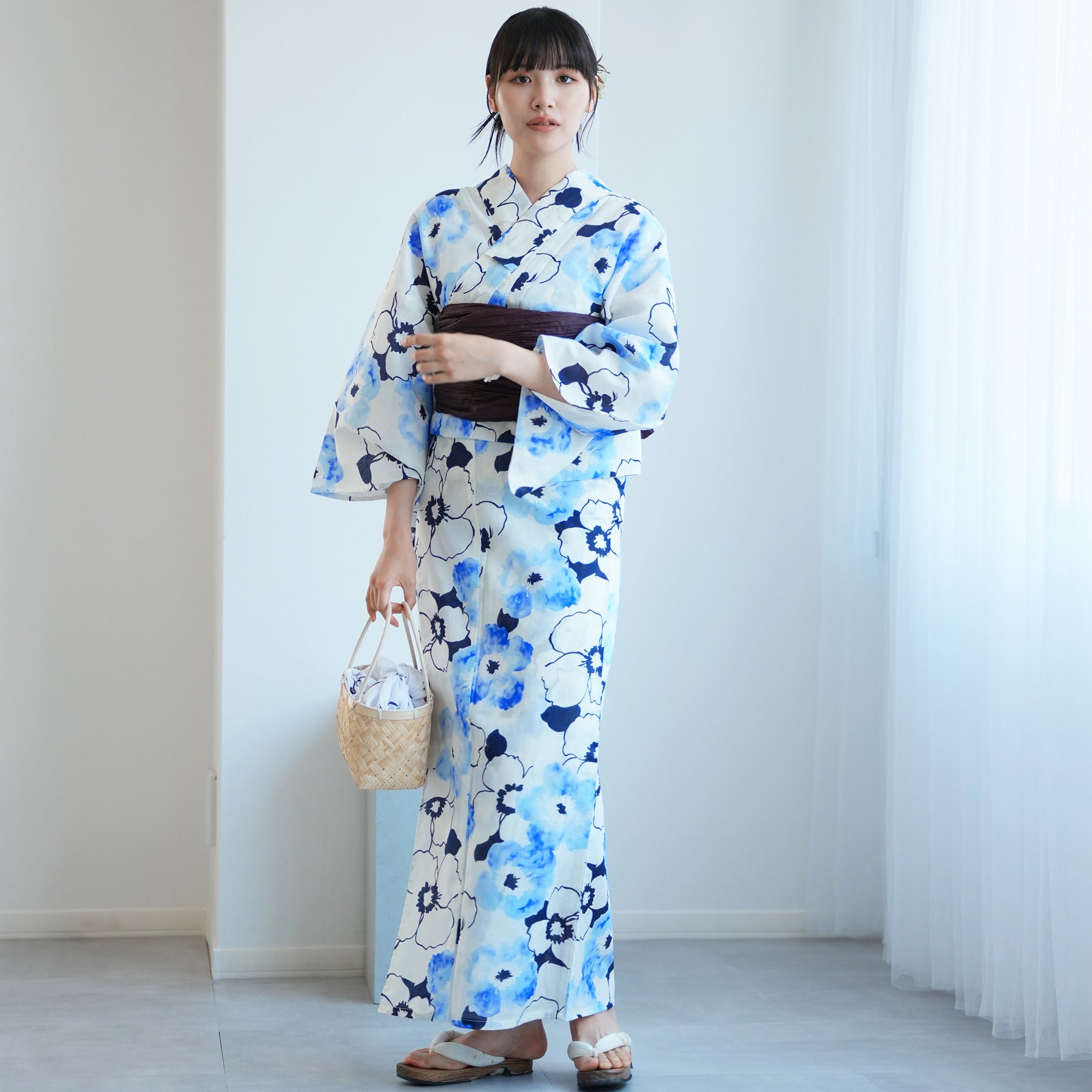 高級変わり織 浴衣2点セット ( ゆかた・帯)白地に紺と青のぼかし椿