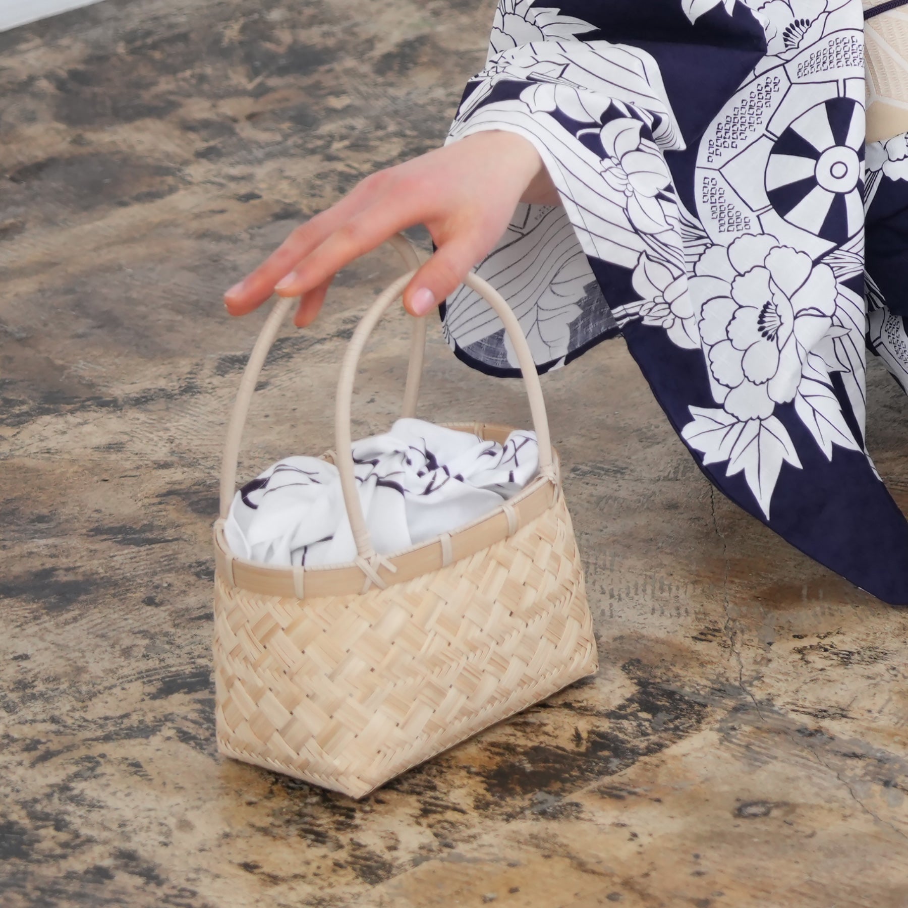 竹かごバッグ+日本製生地あずま袋セット 網代編み 白地に飛びまわる 