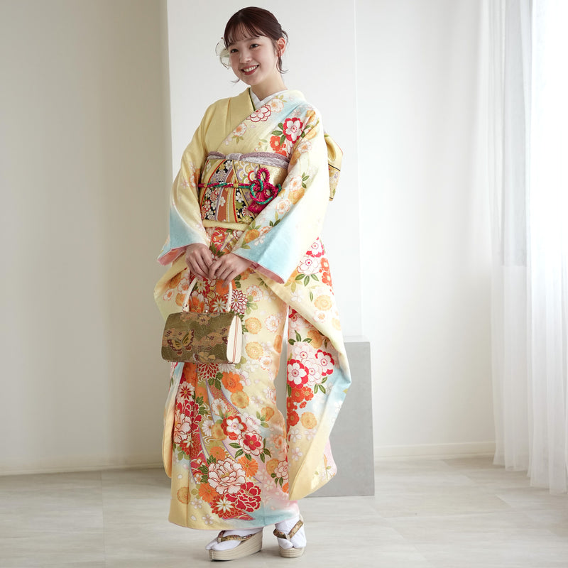 【レンタル】振袖 着物セット 正絹着物+正絹袋帯 成人式  晴れ着 記念撮影 往復送料無料 絵羽 淡黄色にオレンジの牡丹（1000603700）