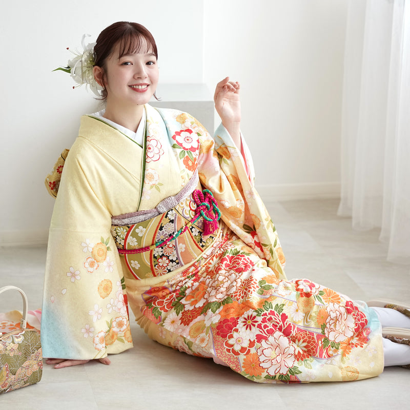 【レンタル】振袖 着物セット 正絹着物+正絹袋帯 成人式  晴れ着 記念撮影 往復送料無料 絵羽 淡黄色にオレンジの牡丹（1000603700）