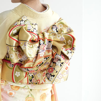 【レンタル】振袖 着物セット 正絹着物+正絹袋帯 成人式  晴れ着 記念撮影 往復送料無料 絵羽 淡黄色にオレンジの牡丹（1000603700）