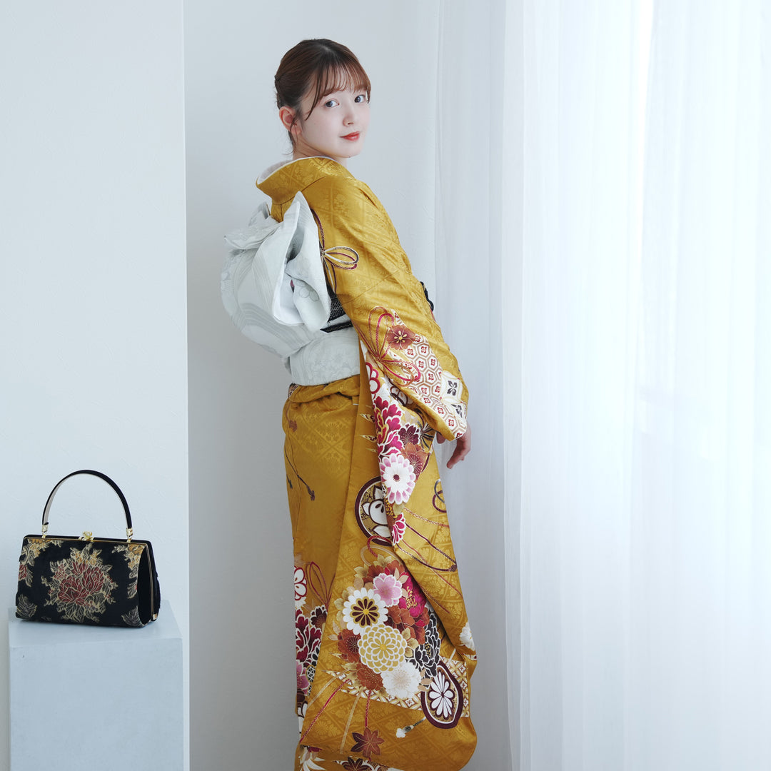 新品 正絹 着物“花が咲き、蝶が羽ばたき、宝尽くしも舞う至福の時”袋帯 P-3 レンタル】振袖 正絹着物+袋帯 21点セット 絵羽 芥子色に古典花