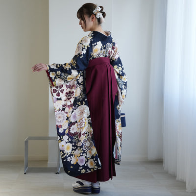 【レンタル】 袴 18点セット 紺地に豪華な古典花づくし 正絹振袖着物 袴91cm（身長153-158cm） ブーツ着用時165cmまで適応  卒業式 大学生にも（1014650711）