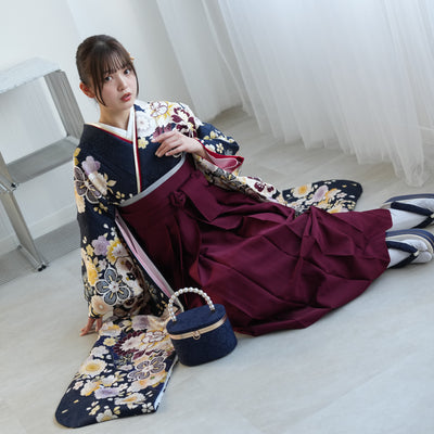 【レンタル】 袴 18点セット 紺地に豪華な古典花づくし 正絹振袖着物 袴91cm（身長153-158cm） ブーツ着用時165cmまで適応  卒業式 大学生にも（1014650711）