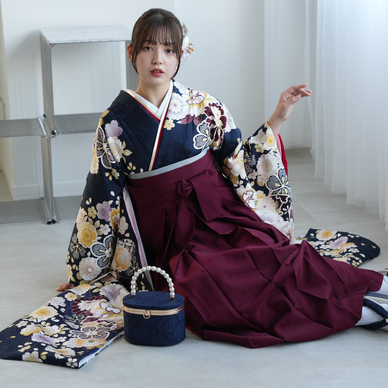 【レンタル】 袴 18点セット 紺地に豪華な古典花づくし 正絹振袖着物 袴91cm（身長153-158cm） ブーツ着用時165cmまで適応  卒業式 大学生にも（1014650711）