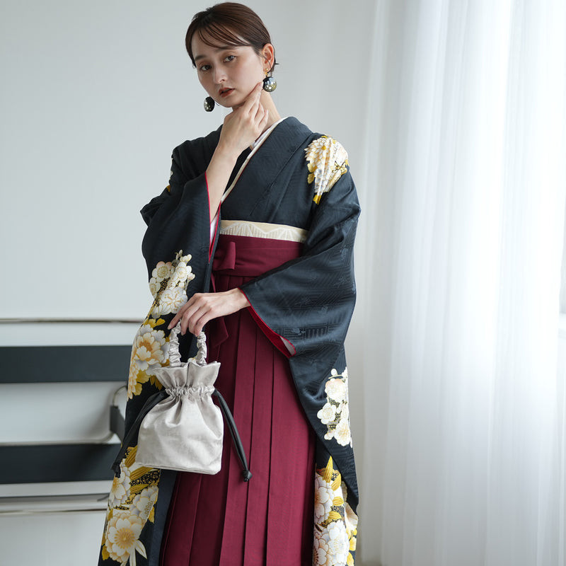 【レンタル】 袴 18点セット 黒地に華やか金彩と古典花 正絹振袖着物 袴91cm（身長153-158cm） ブーツ着用時165cmまで適応  卒業式 大学生にも（1014651911）