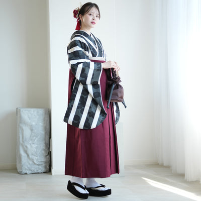 【レンタル】 袴 17点セット utatane 二尺袖着物  黒のはいからさん縞々と菊 袴91cm（身長153-158cm） 重ね衿縫い付済  卒業式 大学生 専門学生 （1020621501）