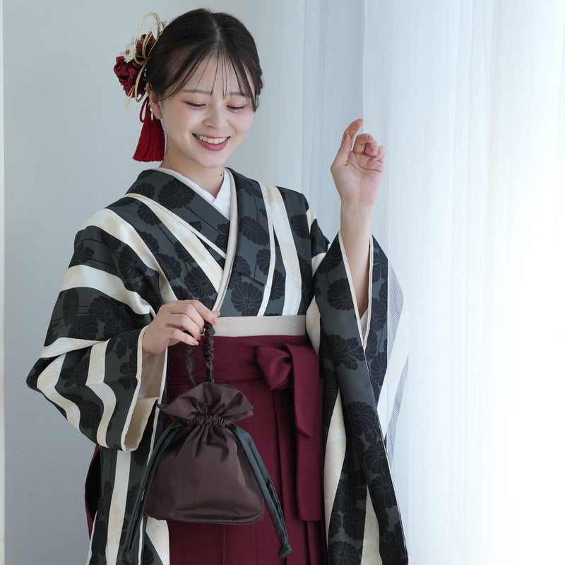 【レンタル】 袴 17点セット utatane 二尺袖着物  黒のはいからさん縞々と菊 袴91cm（身長153-158cm） 重ね衿縫い付済  卒業式 大学生 専門学生 （1020621501）