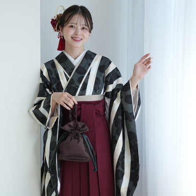 【レンタル】 袴 17点セット utatane 二尺袖着物  黒のはいからさん縞々と菊 袴91cm（身長153-158cm） 重ね衿縫い付済  卒業式 大学生 専門学生 （1020621501）