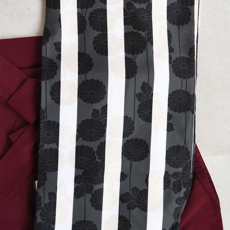 【レンタル】 袴 17点セット utatane 二尺袖着物  黒のはいからさん縞々と菊 袴91cm（身長153-158cm） 重ね衿縫い付済  卒業式 大学生 専門学生 （1020621501）