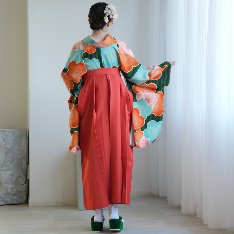 【レンタル】 袴 17点セット  九重 二尺袖着物 グリーンにオレンジと水色の大きな梅  重ね衿縫い付済  卒業式 大学生 専門学生（1020649101）