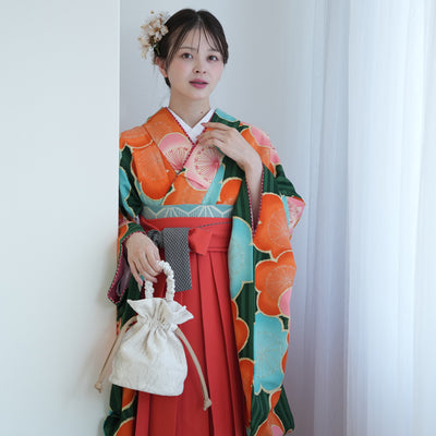 【レンタル】 袴 17点セット  九重 二尺袖着物 グリーンにオレンジと水色の大きな梅  重ね衿縫い付済  卒業式 大学生 専門学生（1020649101）