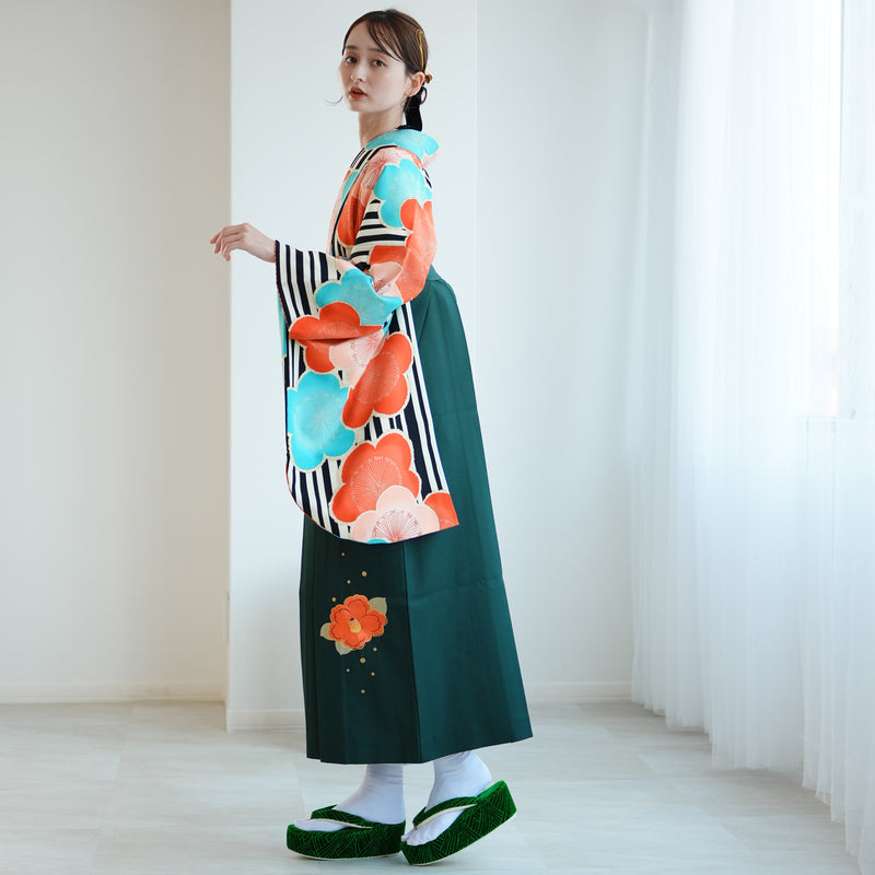 【レンタル】 袴 17点セット  九重 二尺袖着物 黒縞にオレンジと空色の大きな梅  重ね衿縫い付済  卒業式 大学生 専門学生（1020649301）