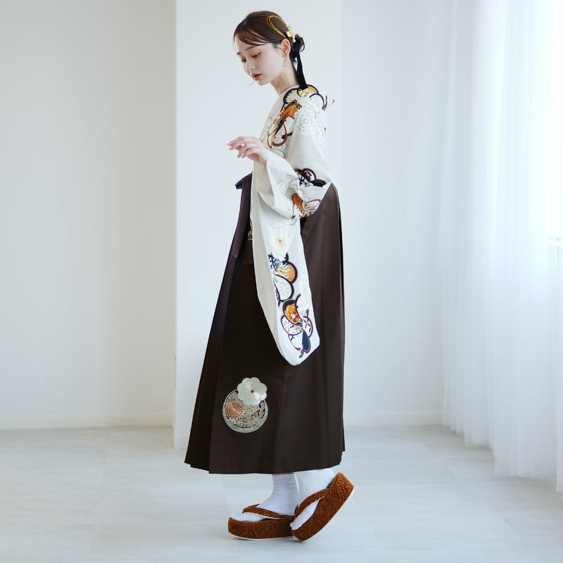 【レンタル】 袴 17点セット JAPAN STYLE×中村里砂 二尺袖着物 グレージュにレトロねじり梅 重ね衿縫い付済  卒業式 大学生 専門学生（1020722112）