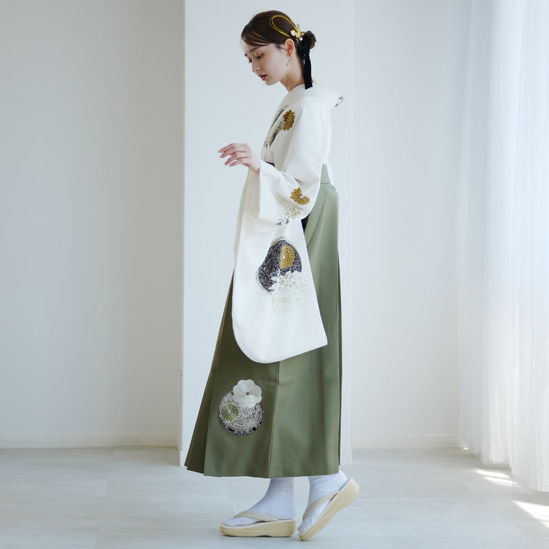 【レンタル】 袴 17点セット JAPAN STYLE×中村里砂 二尺袖着物 肩身替わり・クリームに菊絵皿 重ね衿縫い付済  卒業式 大学生 専門学生（1020722312）