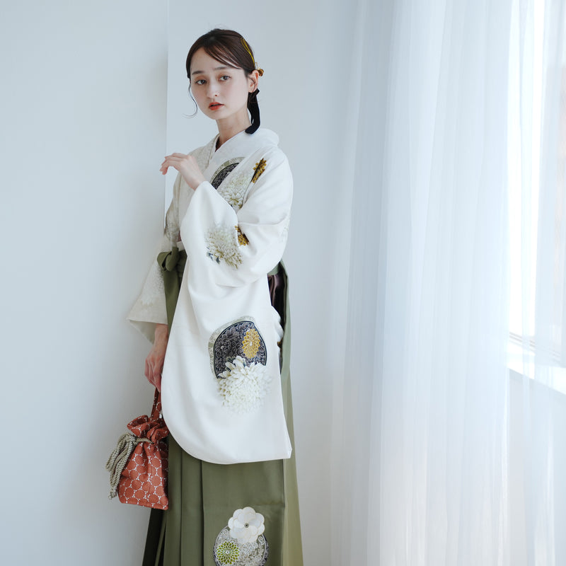 【レンタル】 袴 17点セット JAPAN STYLE×中村里砂 二尺袖着物 肩身替わり・クリームに菊絵皿 重ね衿縫い付済  卒業式 大学生 専門学生（1020722312）