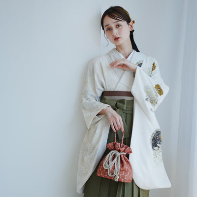 【レンタル】 袴 17点セット JAPAN STYLE×中村里砂 二尺袖着物 肩身替わり・クリームに菊絵皿 重ね衿縫い付済  卒業式 大学生 専門学生（1020722312）