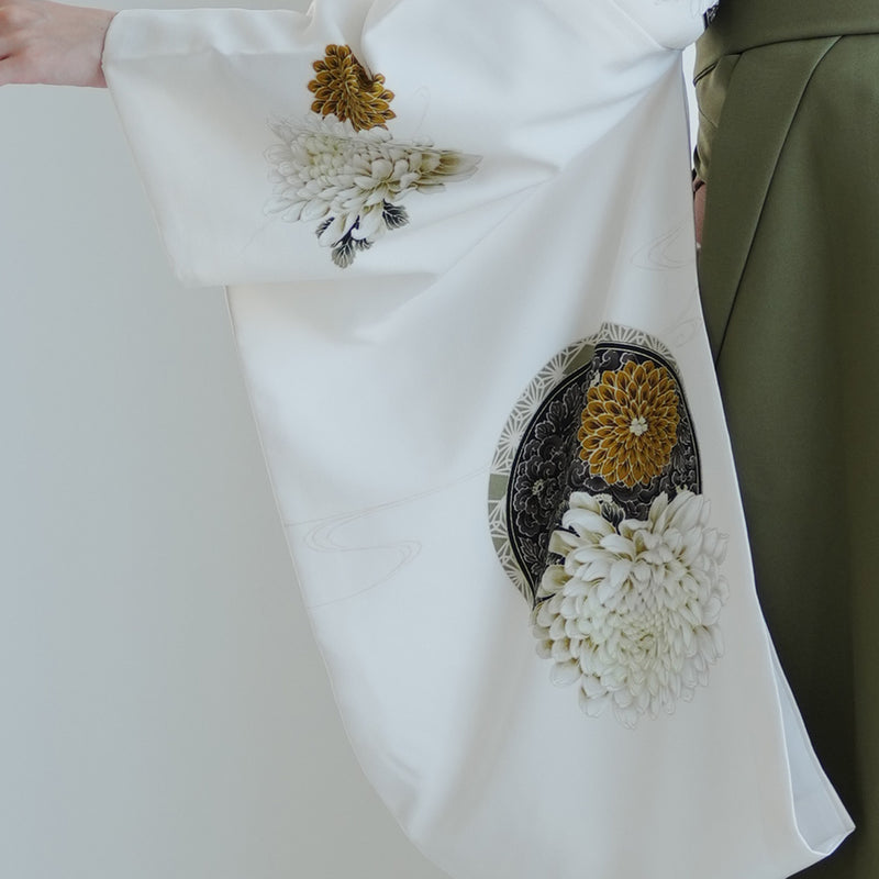 【レンタル】 袴 17点セット JAPAN STYLE×中村里砂 二尺袖着物 肩身替わり・クリームに菊絵皿 重ね衿縫い付済  卒業式 大学生 専門学生（1020722312）