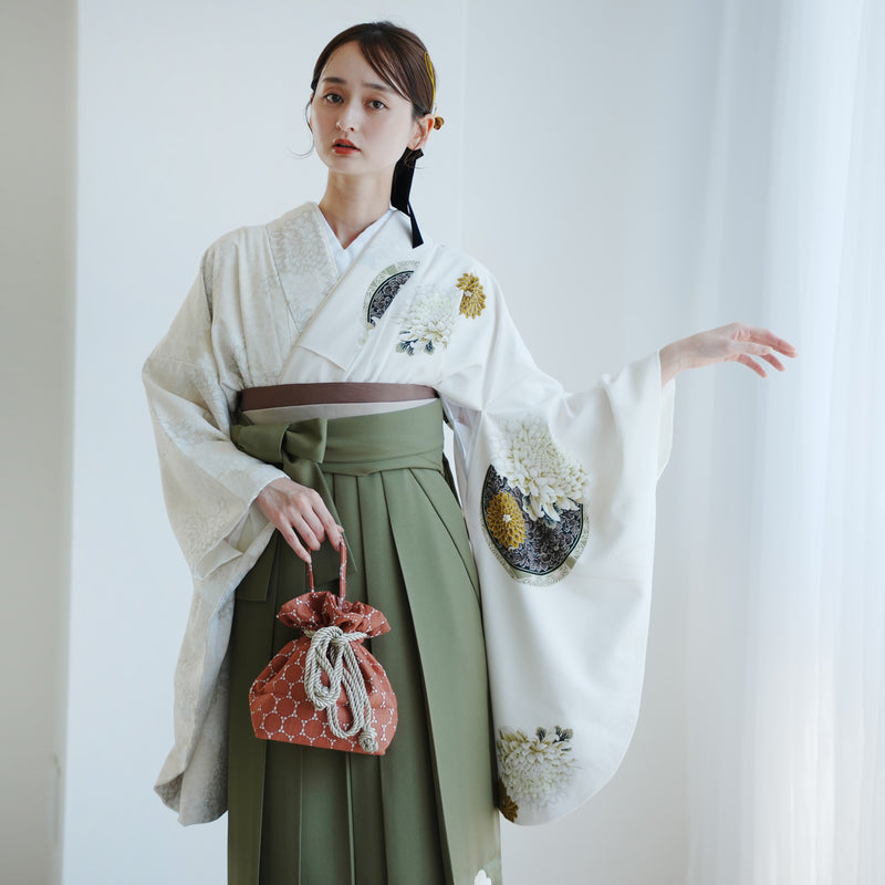 【レンタル】 袴 17点セット JAPAN STYLE×中村里砂 二尺袖着物 肩身替わり・クリームに菊絵皿 重ね衿縫い付済  卒業式 大学生 専門学生（1020722312）