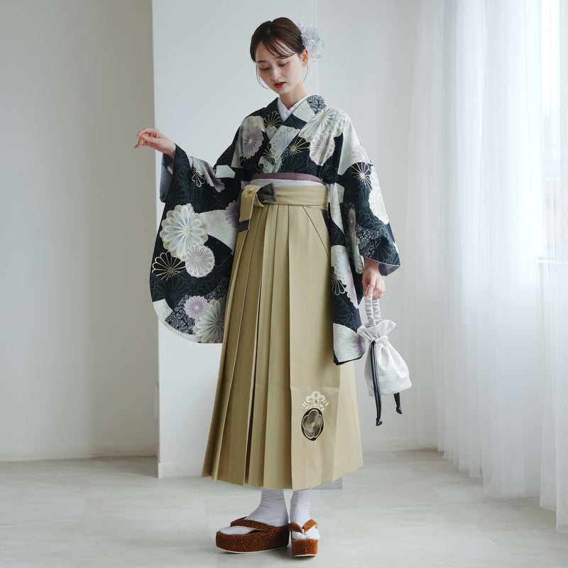 【レンタル】 袴 17点セット JAPAN STYLE×中村里砂 二尺袖着物 濃紺に菊と扇面 重ね衿縫い付済  卒業式 大学生 専門学生（1020726501）