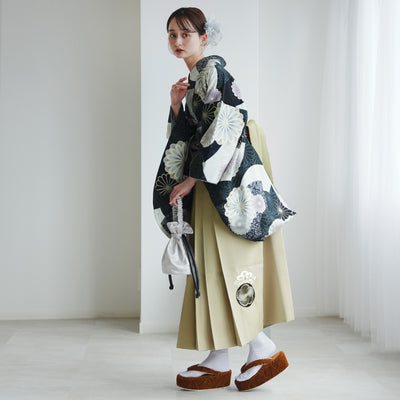 【レンタル】 袴 17点セット JAPAN STYLE×中村里砂 二尺袖着物 濃紺に菊と扇面 重ね衿縫い付済  卒業式 大学生 専門学生（1020726501）