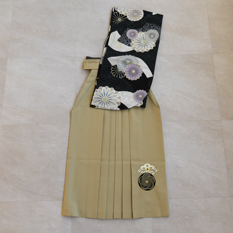 【レンタル】 袴 17点セット JAPAN STYLE×中村里砂 二尺袖着物 濃紺に菊と扇面 重ね衿縫い付済  卒業式 大学生 専門学生（1020726501）