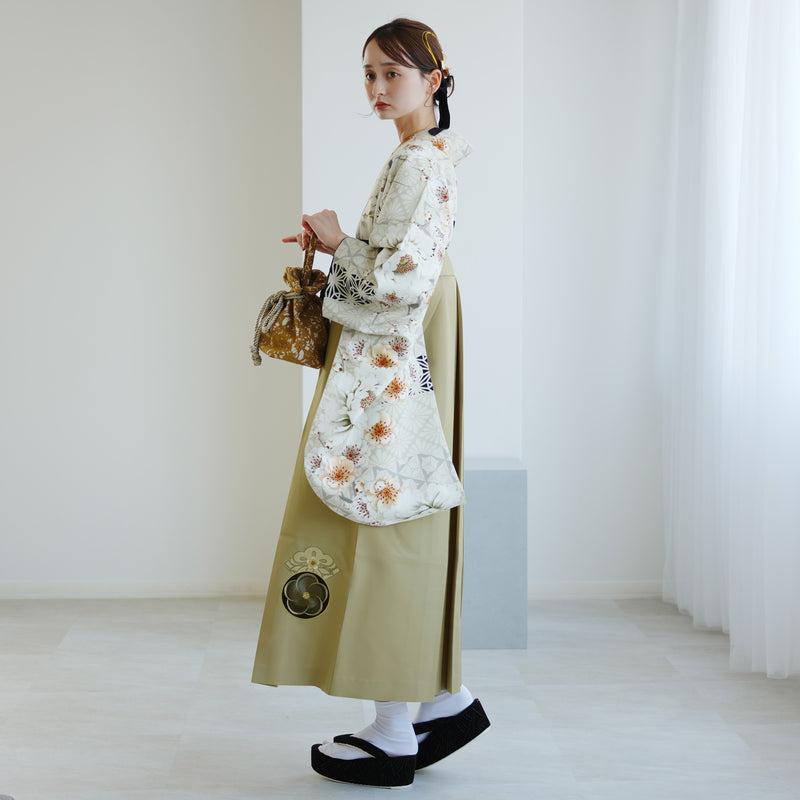 【レンタル】 袴 17点セット JAPAN STYLE×中村里砂 二尺袖着物 グレージュに牡丹と八重桜 重ね衿縫い付済  卒業式 大学生 専門学生（1020726601）