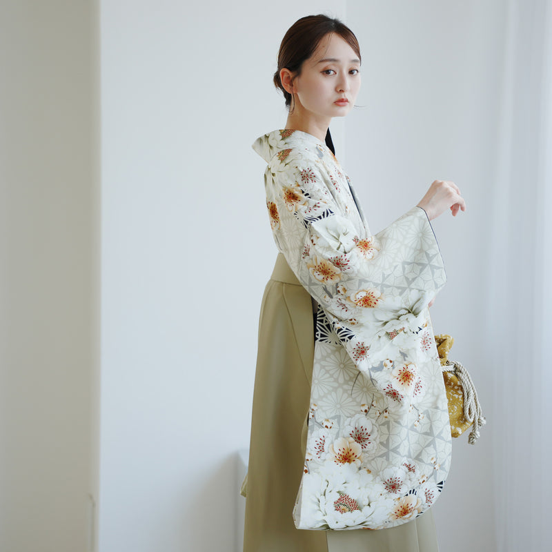 【レンタル】 袴 17点セット JAPAN STYLE×中村里砂 二尺袖着物 グレージュに牡丹と八重桜 重ね衿縫い付済  卒業式 大学生 専門学生（1020726601）