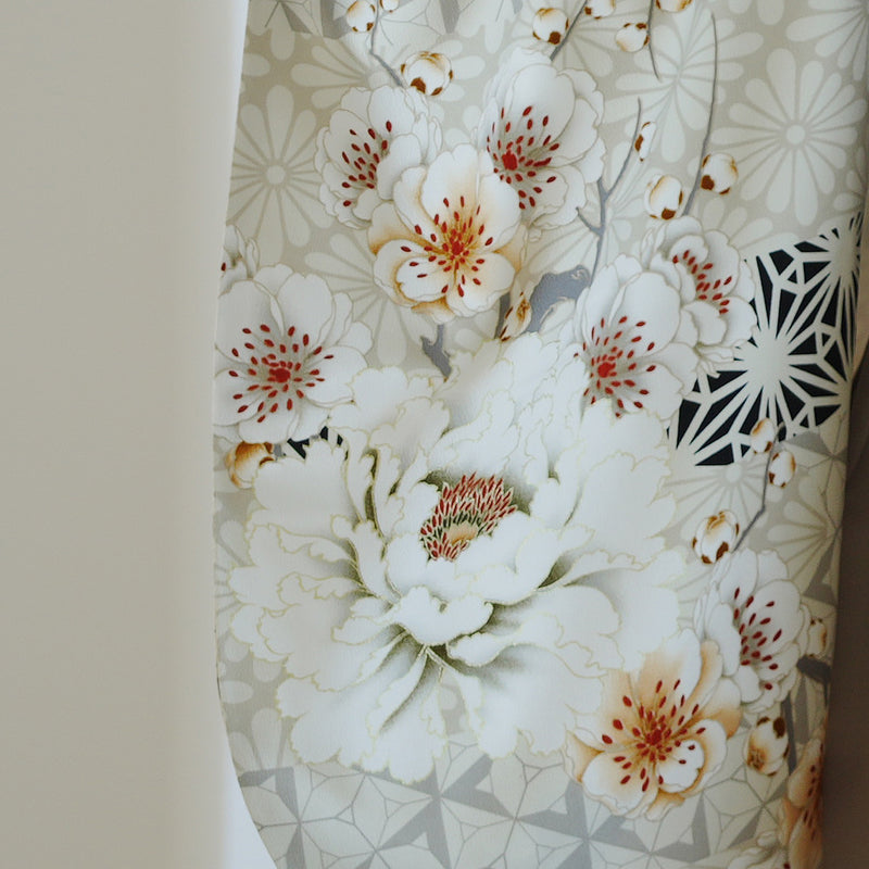 【レンタル】 袴 17点セット JAPAN STYLE×中村里砂 二尺袖着物 グレージュに牡丹と八重桜 重ね衿縫い付済  卒業式 大学生 専門学生（1020726601）