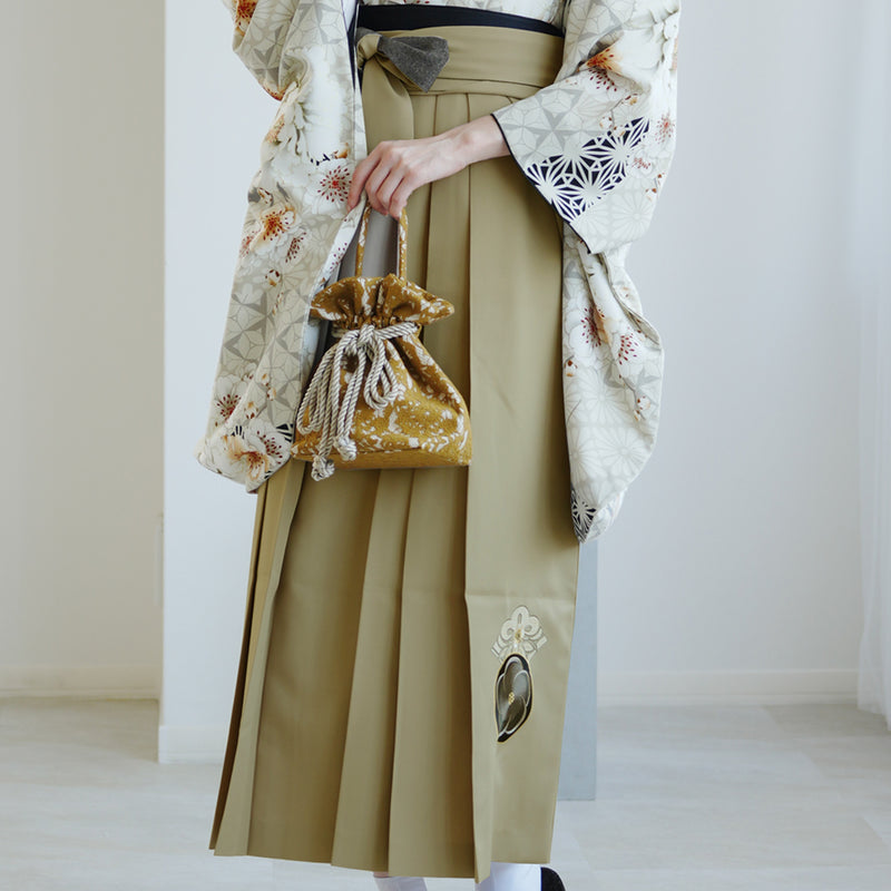 【レンタル】 袴 17点セット JAPAN STYLE×中村里砂 二尺袖着物 グレージュに牡丹と八重桜 重ね衿縫い付済  卒業式 大学生 専門学生（1020726601）
