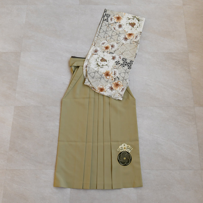 【レンタル】 袴 17点セット JAPAN STYLE×中村里砂 二尺袖着物 グレージュに牡丹と八重桜 重ね衿縫い付済  卒業式 大学生 専門学生（1020726601）