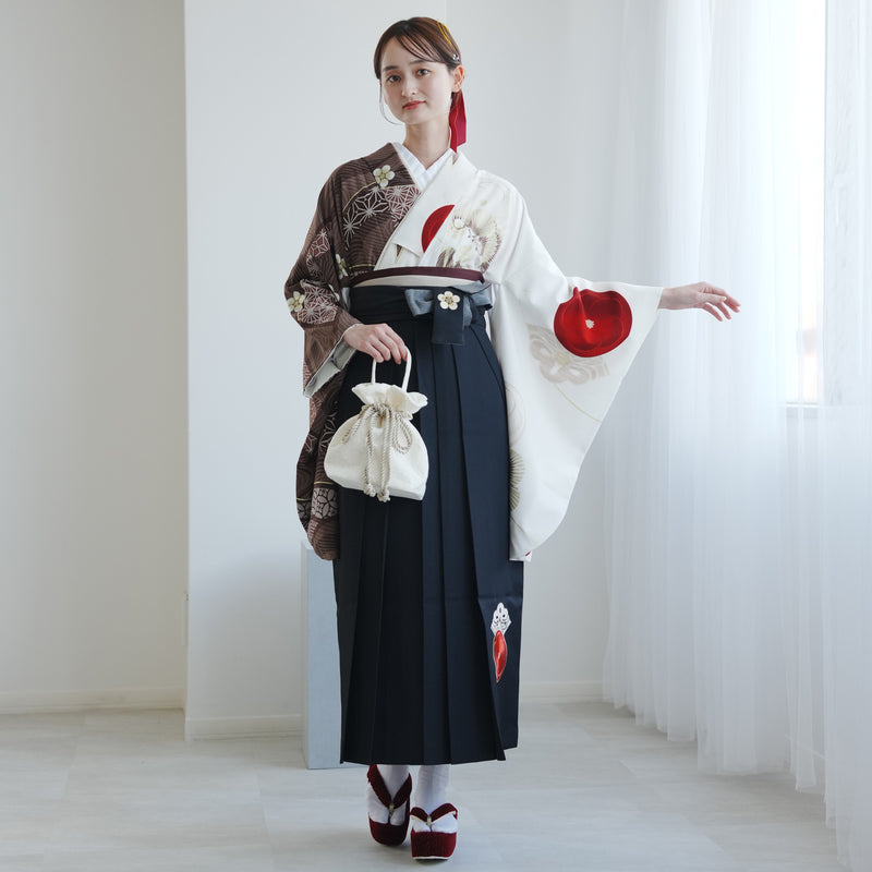 【レンタル】 袴 17点セット JAPAN STYLE×中村里砂 二尺袖着物 ブラウンと白の肩身替わり・梅丸文 重ね衿縫い付済  卒業式 大学生 専門学生（1020726701）