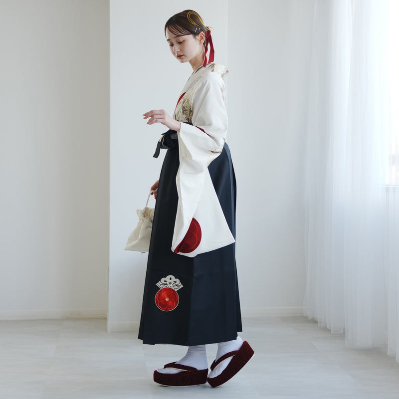 【レンタル】 袴 17点セット JAPAN STYLE×中村里砂 二尺袖着物 ブラウンと白の肩身替わり・梅丸文 重ね衿縫い付済  卒業式 大学生 専門学生（1020726701）