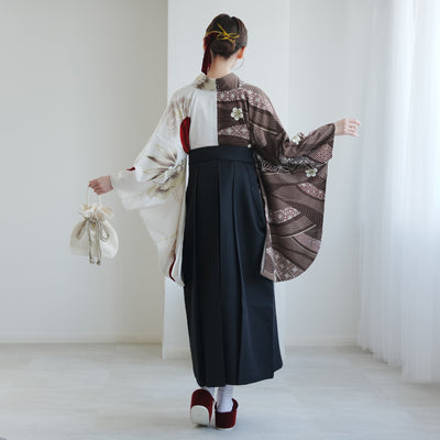 【レンタル】 袴 17点セット JAPAN STYLE×中村里砂 二尺袖着物 ブラウンと白の肩身替わり・梅丸文 重ね衿縫い付済  卒業式 大学生 専門学生（1020726701）