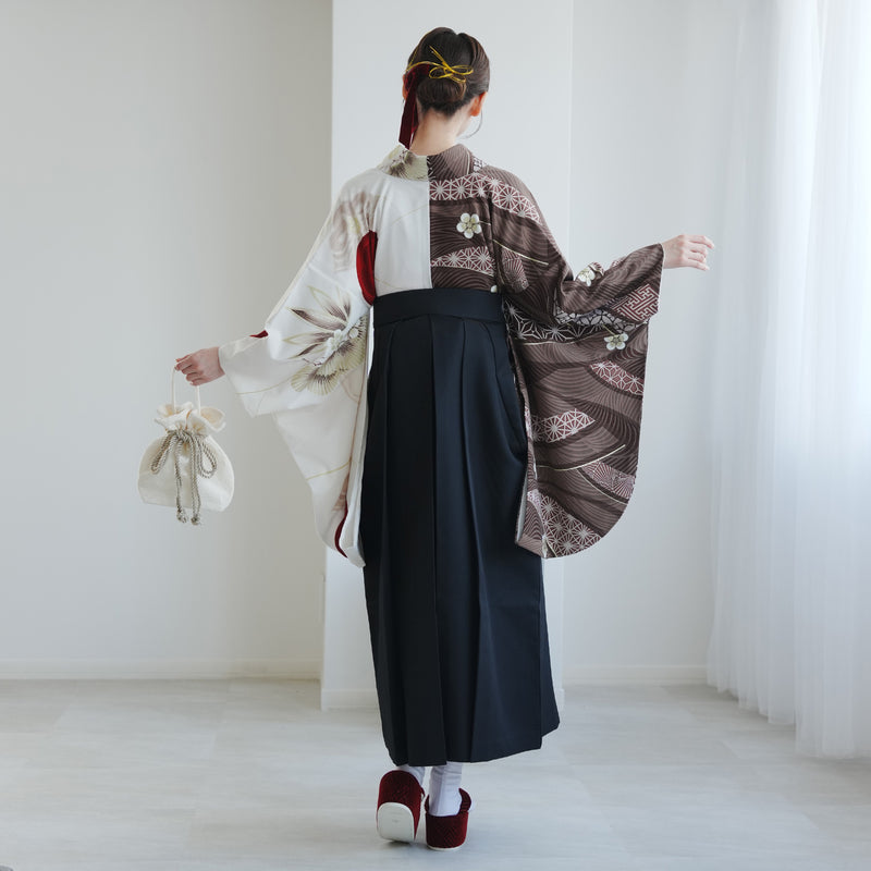 【レンタル】 袴 17点セット JAPAN STYLE×中村里砂 二尺袖着物 ブラウンと白の肩身替わり・梅丸文 重ね衿縫い付済  卒業式 大学生 専門学生（1020726701）