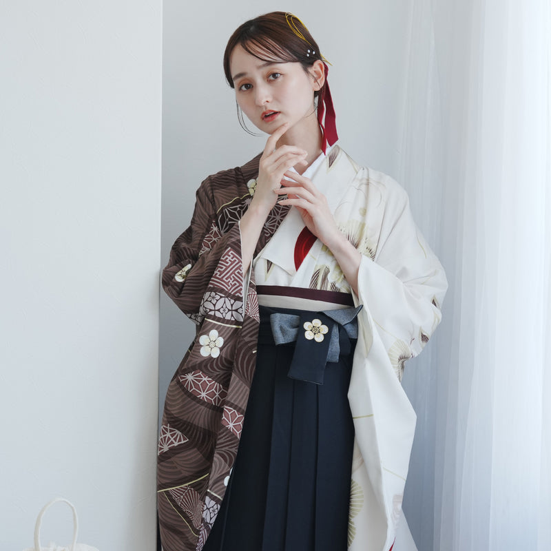 【レンタル】 袴 17点セット JAPAN STYLE×中村里砂 二尺袖着物 ブラウンと白の肩身替わり・梅丸文 重ね衿縫い付済  卒業式 大学生 専門学生（1020726701）