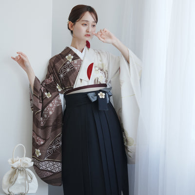 【レンタル】 袴 17点セット JAPAN STYLE×中村里砂 二尺袖着物 ブラウンと白の肩身替わり・梅丸文 重ね衿縫い付済  卒業式 大学生 専門学生（1020726701）