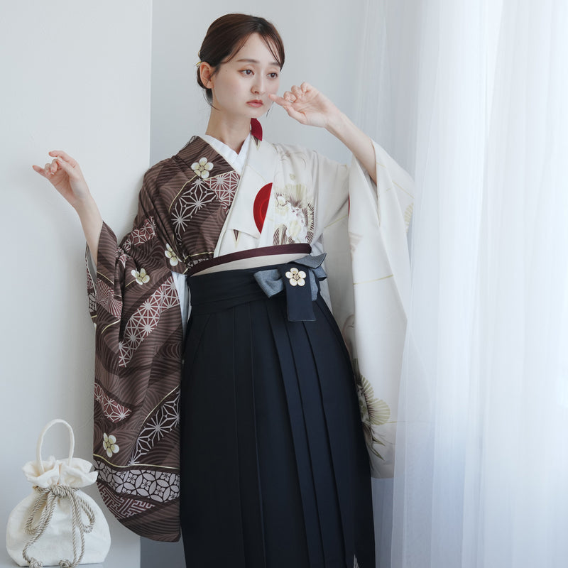 【レンタル】 袴 17点セット JAPAN STYLE×中村里砂 二尺袖着物 ブラウンと白の肩身替わり・梅丸文 重ね衿縫い付済  卒業式 大学生 専門学生（1020726701）