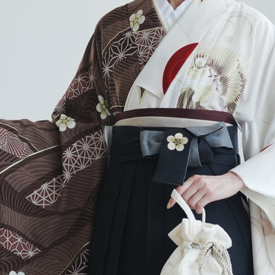 【レンタル】 袴 17点セット JAPAN STYLE×中村里砂 二尺袖着物 ブラウンと白の肩身替わり・梅丸文 重ね衿縫い付済  卒業式 大学生 専門学生（1020726701）