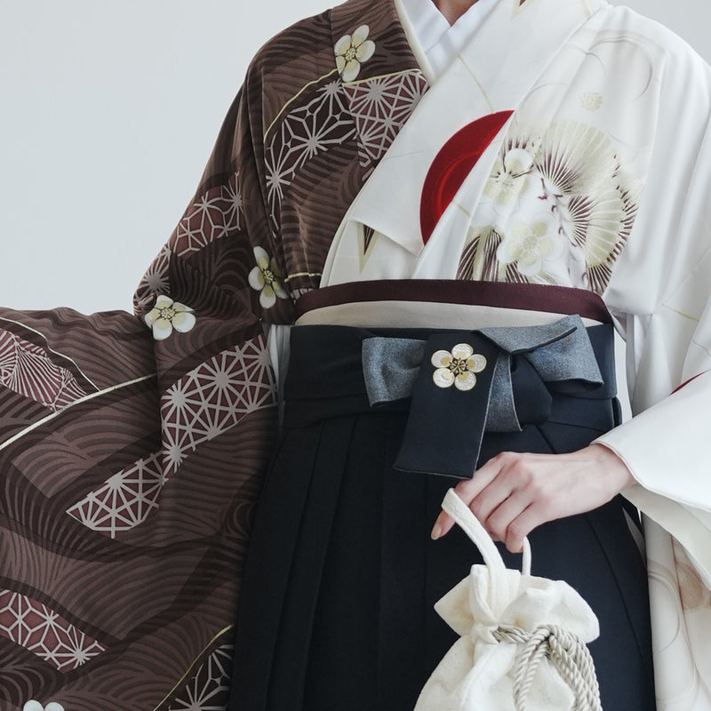 【レンタル】 袴 17点セット JAPAN STYLE×中村里砂 二尺袖着物 ブラウンと白の肩身替わり・梅丸文 重ね衿縫い付済  卒業式 大学生 専門学生（1020726701）