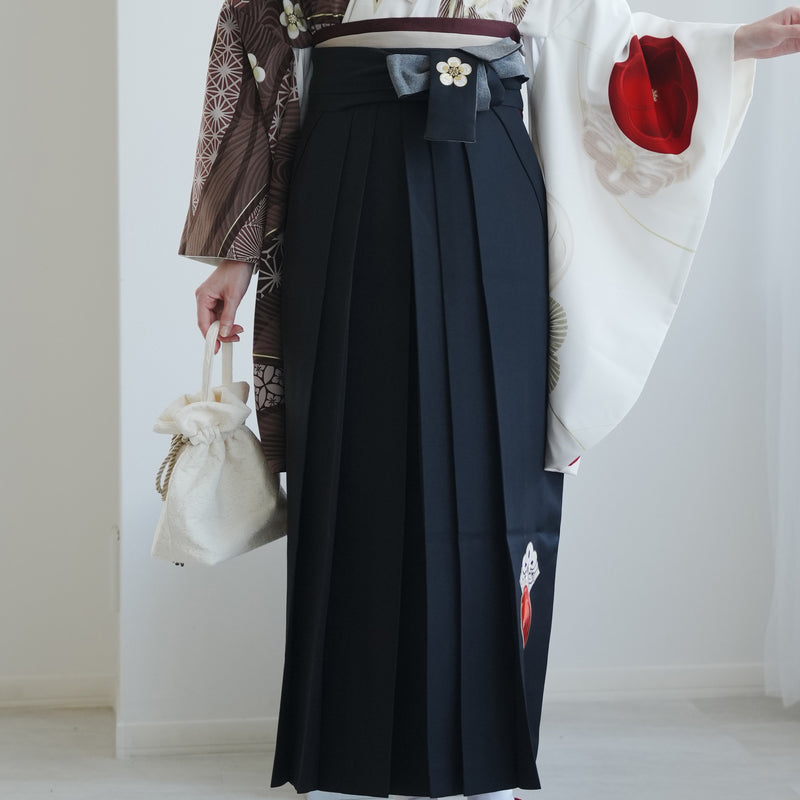 【レンタル】 袴 17点セット JAPAN STYLE×中村里砂 二尺袖着物 ブラウンと白の肩身替わり・梅丸文 重ね衿縫い付済  卒業式 大学生 専門学生（1020726701）
