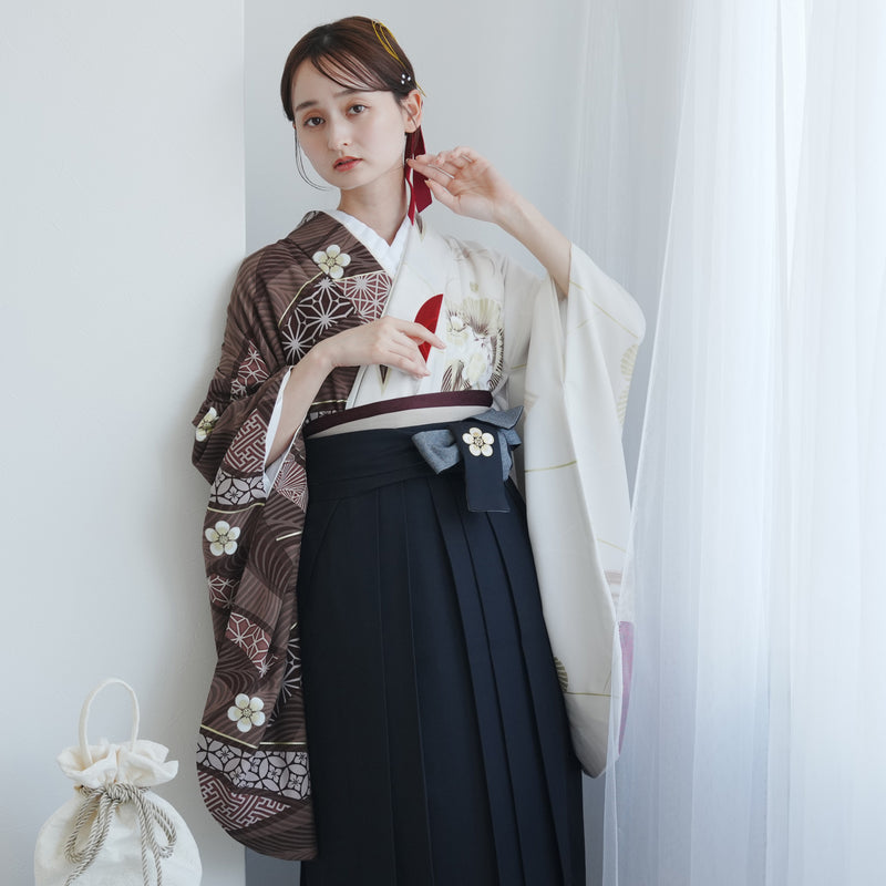 【レンタル】 袴 17点セット JAPAN STYLE×中村里砂 二尺袖着物 ブラウンと白の肩身替わり・梅丸文 重ね衿縫い付済  卒業式 大学生 専門学生（1020726701）