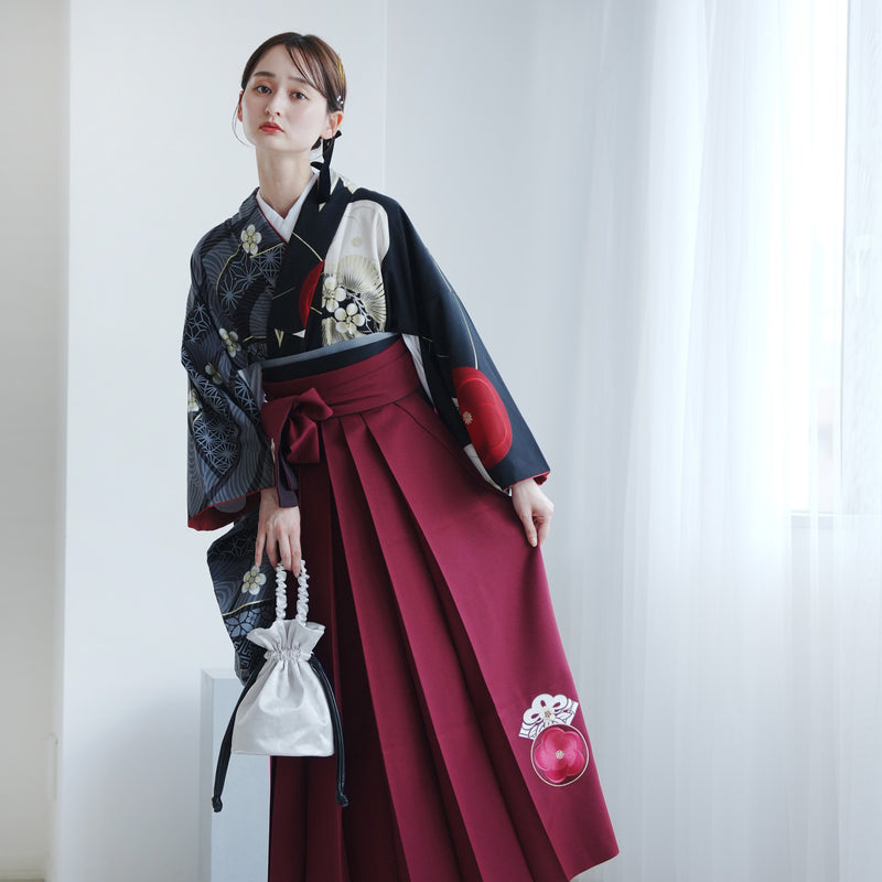 【レンタル】 袴 17点セット JAPAN STYLE×中村里砂 二尺袖着物 黒とグレーの肩身替わり・梅丸文 重ね衿縫い付済  卒業式 大学生 専門学生（1020726801）