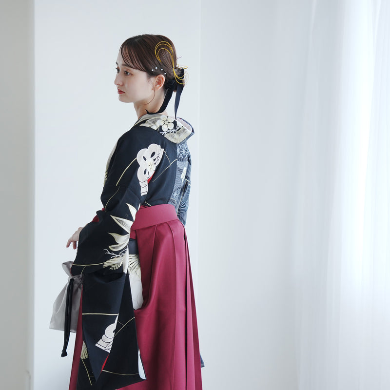 【レンタル】 袴 17点セット JAPAN STYLE×中村里砂 二尺袖着物 黒とグレーの肩身替わり・梅丸文 重ね衿縫い付済  卒業式 大学生 専門学生（1020726801）