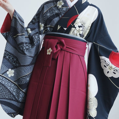 【レンタル】 袴 17点セット JAPAN STYLE×中村里砂 二尺袖着物 黒とグレーの肩身替わり・梅丸文 重ね衿縫い付済  卒業式 大学生 専門学生（1020726801）