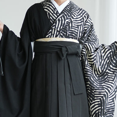 【レンタル】 袴 17点セット 二尺袖着物 半身 ジオメトリック×ブラック 重ね衿縫い付済  卒業式 大学生 専門学生（1020727701）