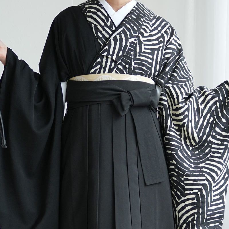 【レンタル】 袴 17点セット 二尺袖着物 半身 ジオメトリック×ブラック 重ね衿縫い付済  卒業式 大学生 専門学生（1020727701）