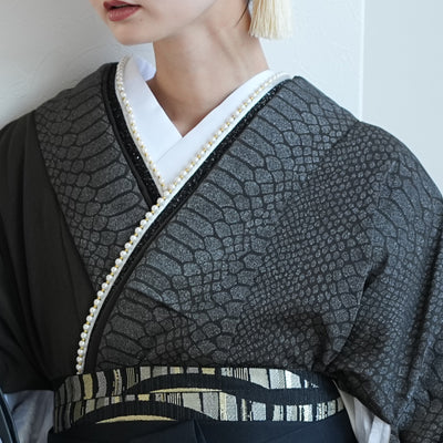 【レンタル】 袴 17点セット 二尺袖着物 半身 月霞パイソン 黒曜色 チャコールグレー アシンメトリー グリッター ラメ 蛇柄 重ね衿縫い付済  卒業式 大学生 専門学生（1020728301）